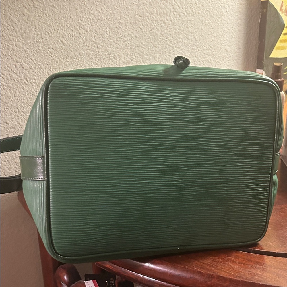 Boots n Bags Elegant Green  Leather Bucket Bag - Picture 6 of 9